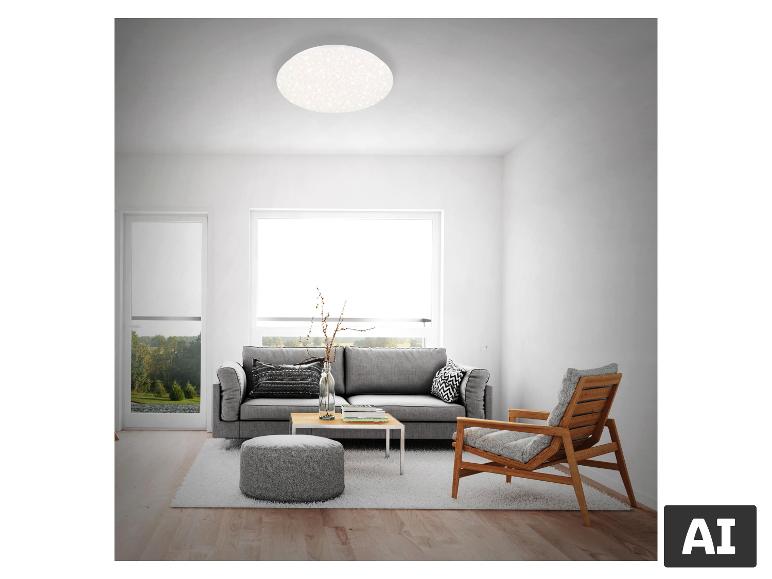 Moderne woonkamer met grijze bank, houten fauteuil en ronde plafondlamp.