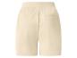 Beige dames shorts met elastische tailleband en achterzakken.