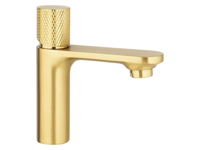 Goudkleurige, satijnen kraan met gegraveerde knop.