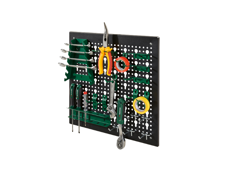 Zwart gereedschapsbord met opgehangen schroevendraaiers, sleutels, tangen en tape.