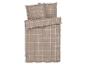 Dekbed en kussens met een beige ruitpatroon.