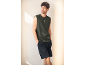 Man in donkergroen mouwloos T-shirt en zwarte short.
