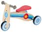 Houten kindertricycle met blauw-witte wielen en kleurrijke decoraties.