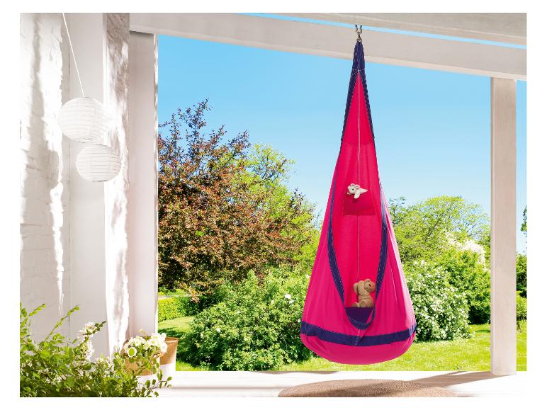Roze hangstoel voor kinderen, perfect voor de tuin.