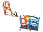 Twee Hot Wheels racebaansets met auto's, één met een grote lus en de andere met een parkeergarage met meerdere verdiepingen.