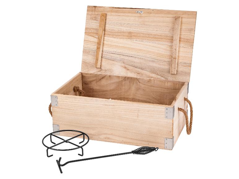 Open houten kist, pannenstandaard en pook.