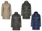 Drie lange donsjassen in beige, groen en blauw.