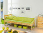 Een houten bedframe met groene beddengoed en opbergdozen.
