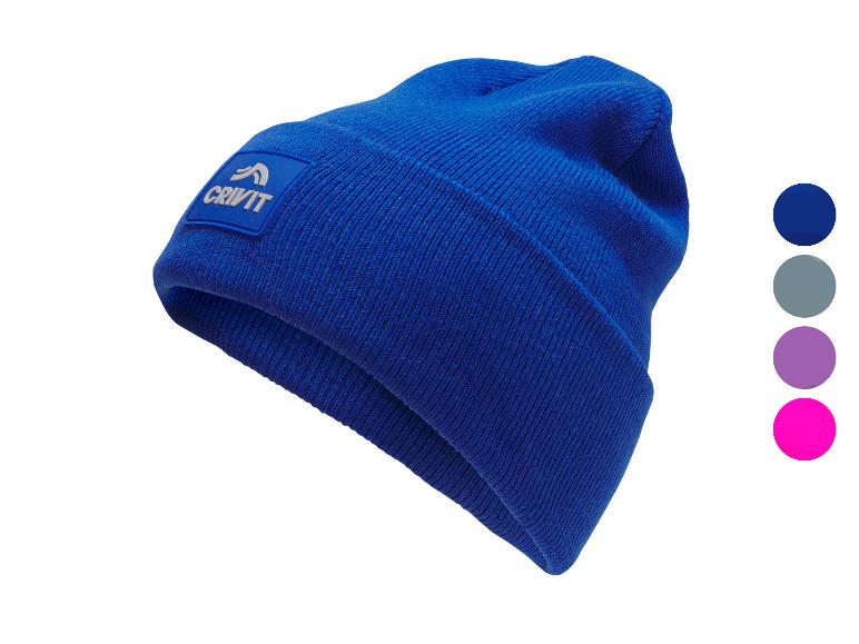 Blauwe wintermuts met logo, met kleurstalen ernaast.