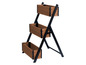 Een houten plantenstandaard met drie planken.