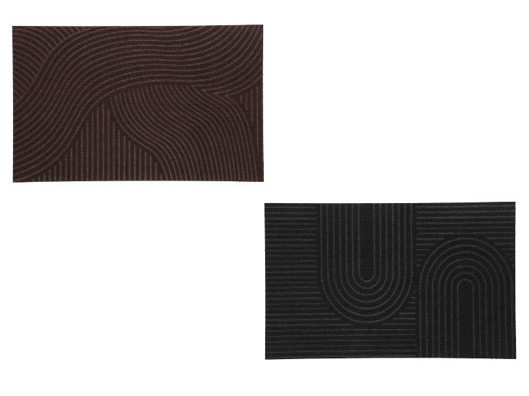Twee rechthoekige deurmatten, één bruin en één zwart, met abstracte geometrische patronen.
