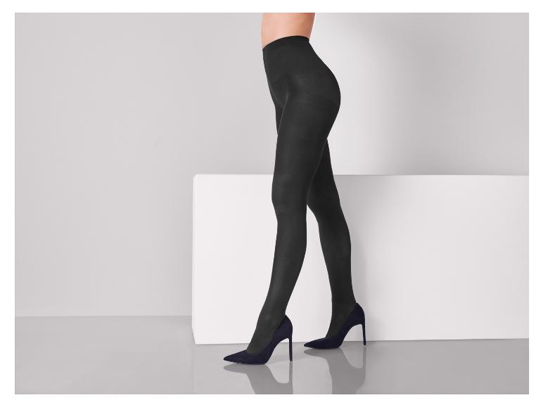 Zwarte panty's en blauwe pumps op een witte achtergrond.