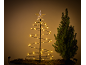 Verlichte spiraalvormige kerstboom met ster en een kleine natuurlijke den.