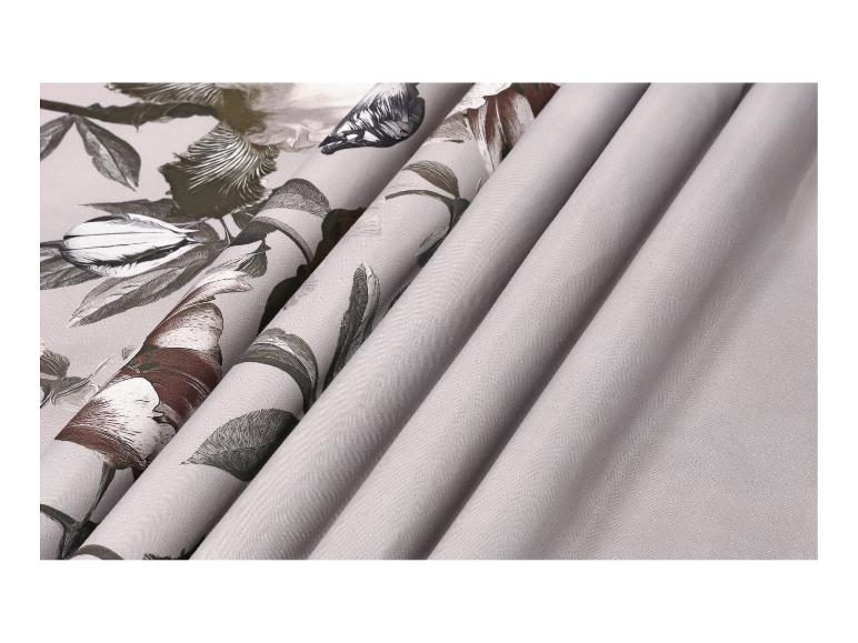 Stof met bloemenprint en effen stof in grijstinten.