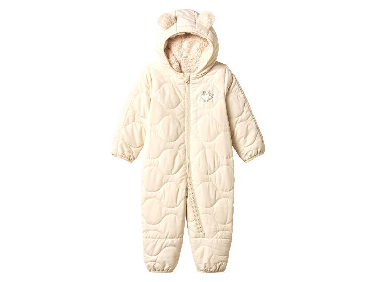 Beige baby winterpak met oorkap en wasbeerborduurwerk.