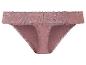 Een roze onderbroek met kant.