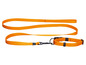 Een oranje hondenriem en halsband.