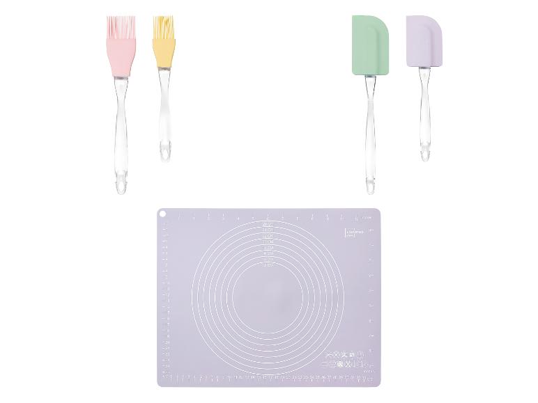 Twee siliconen kwasten, twee spatels en een siliconen bakmat van Livarno Home.