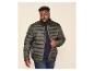 Man in een donkergroene pufferjas, marineblauw T-shirt en blauwe jeans.