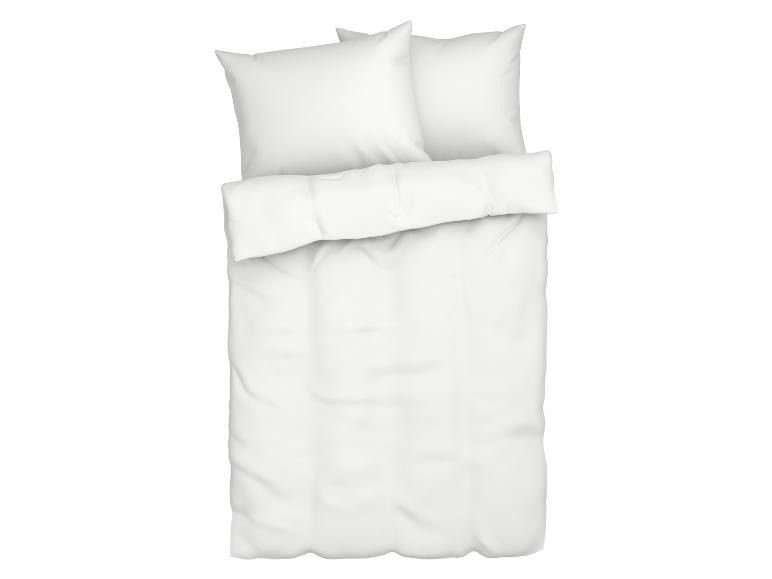 Bed met witte lakens en kussens.