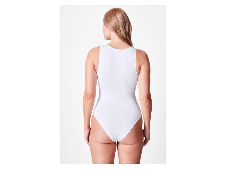 Vrouw in een wit mouwloos bodysuit.