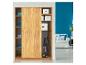 Houten kledingkast met schuifdeuren, opgevouwen kleding, opbergdozen en steelstofzuiger.