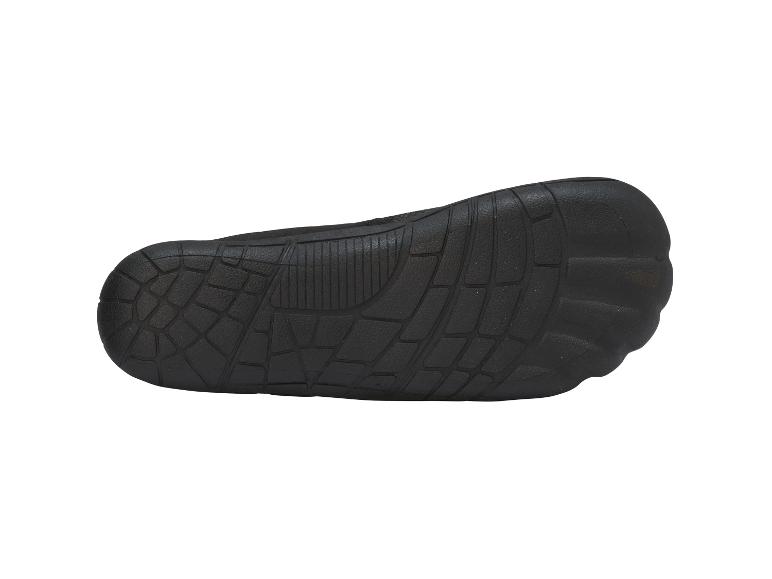 Zool van een zwarte waterschoen met antislip profiel.