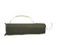 Donkergroene opgerolde slaapzak of mat in een draagtas met een witte band