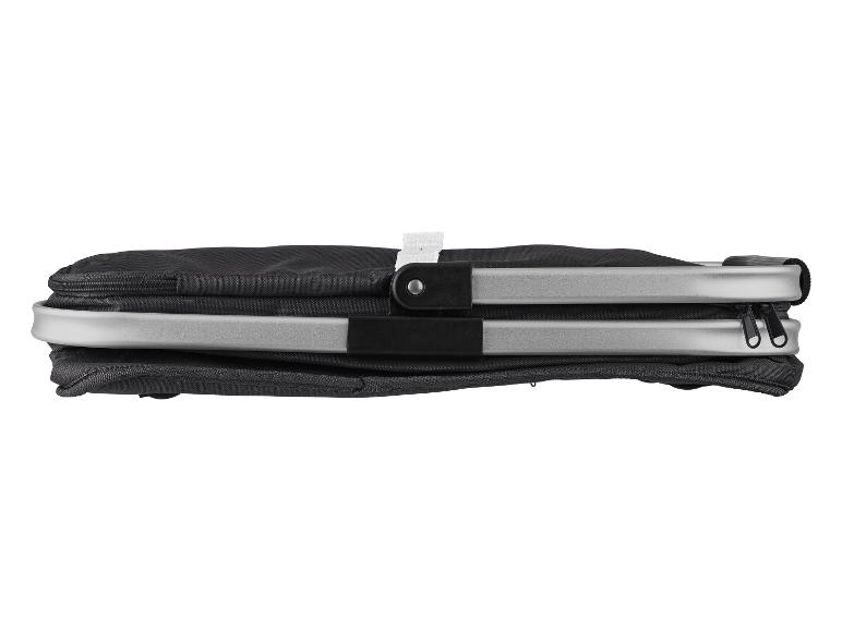 Opvouwbare zwarte picknickmand met aluminium handvatten, zijaanzicht.