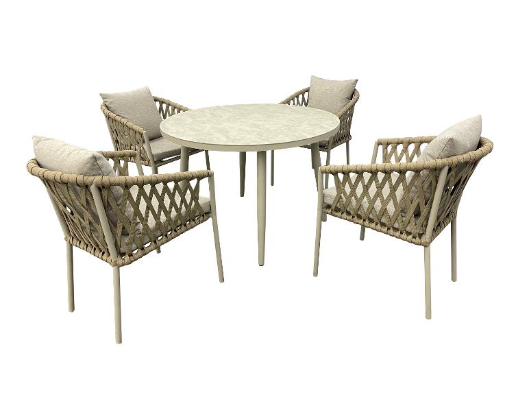 Tuinset met ronde tafel en vier stoelen met gevlochten rugleuningen en kussens.