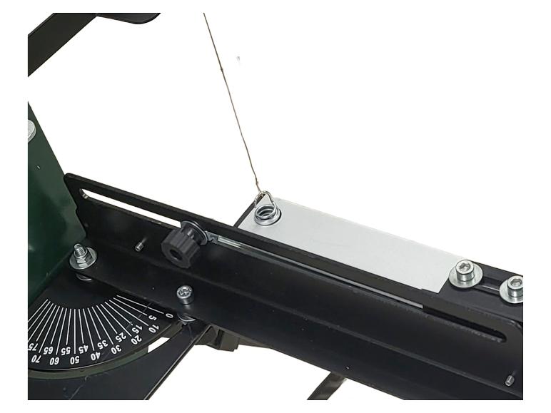 Detail van een tegelsnijder met gradenboog en snijdraad.