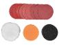 Een set rode schuurschijven, een witte wollen polijstpad, een oranje spons pad en een zwarte spons pad.