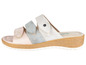 Beige sandalen met drie bandjes en een platformzool.