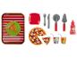 Speelgoedpizza, bord, bestek, pizzames en ketchup.