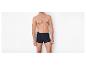 Man in marineblauwe boxershort met kersenpatroon