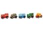 Houten speelgoedtrein met vijf kleurrijke wagons, waaronder een tankwagen en een goederenwagon.