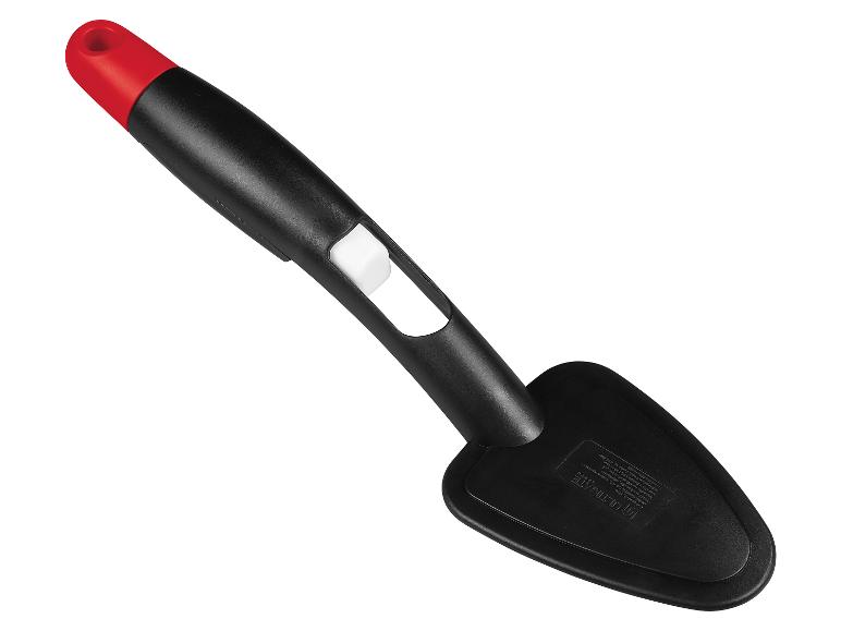 Een zwarte schrobber met een rode handgreep van het merk Ultimate.