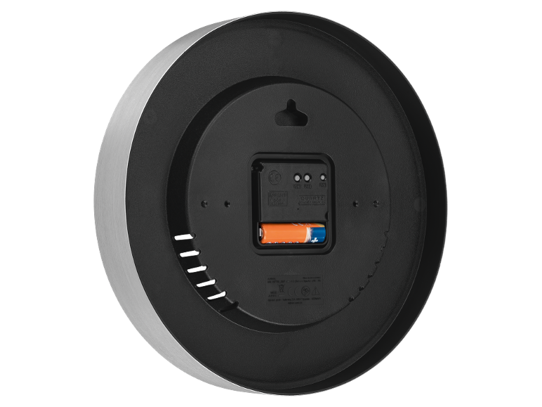 Achterkant van een wandklok met batterijvak, instellingen en productinformatie.