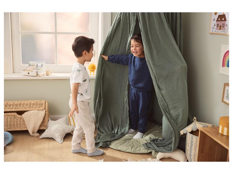 Twee jongens spelen in een kinderkamer met een speeltent.