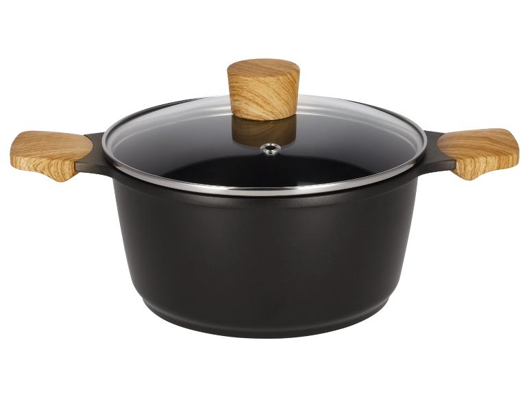 Zwarte kookpan met houten handvatten en glazen deksel