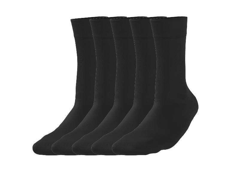 Vijf paar zwarte herensokken, op een rij gerangschikt