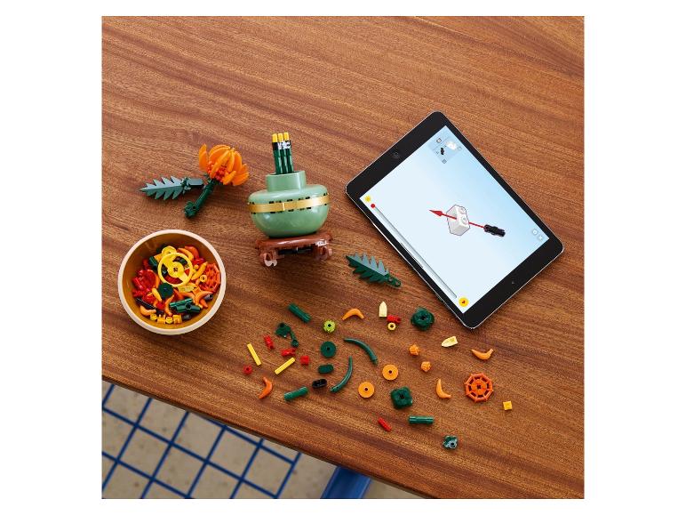 Kleurrijke bouwstenen en digitale instructies op een tablet