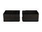 Twee zwarte stoffen opbergdozen op een witte achtergrond.