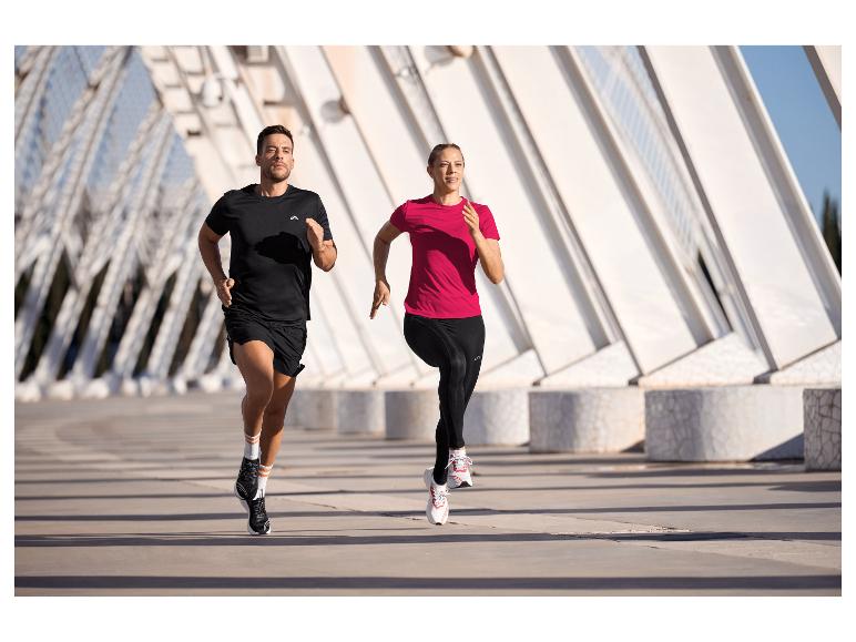 Twee mensen in sportkleding rennen buiten.