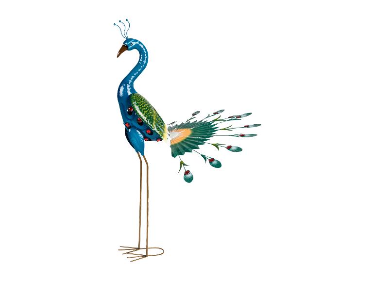 Een metalen tuinpauw met een blauwe en groene kleur.