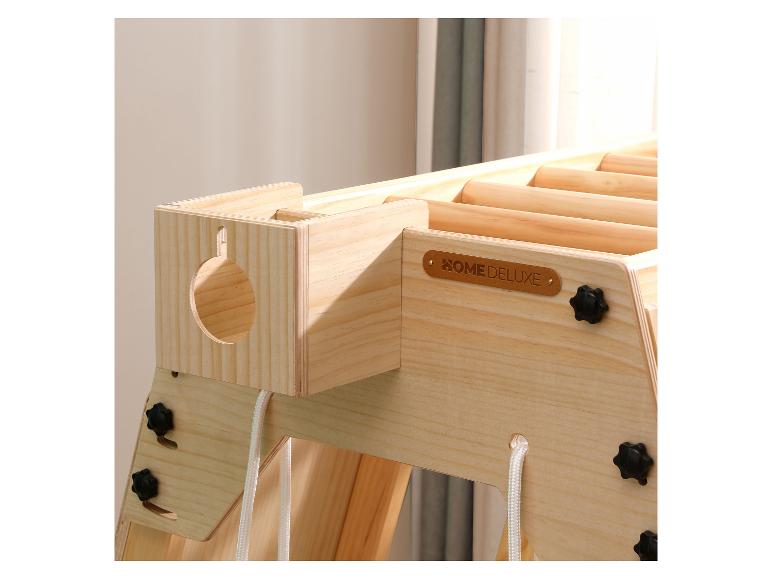 Detail van een lichte houten speelstructuur met het 'HOME DELUXE'-logo.