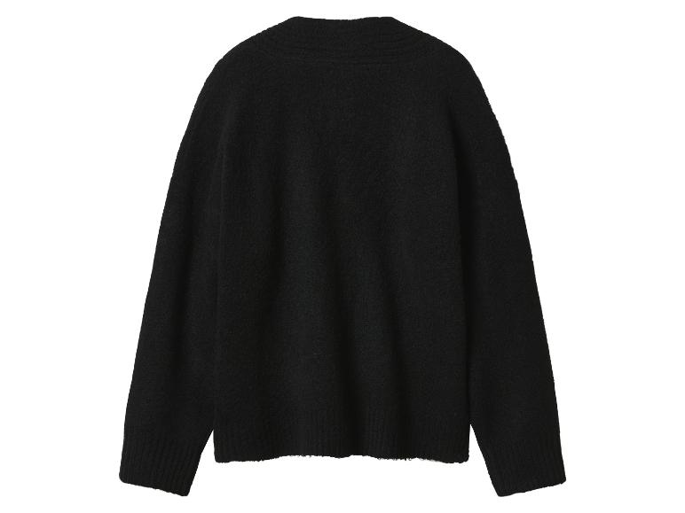 Zwarte gebreide trui met lange mouwen en ronde hals.