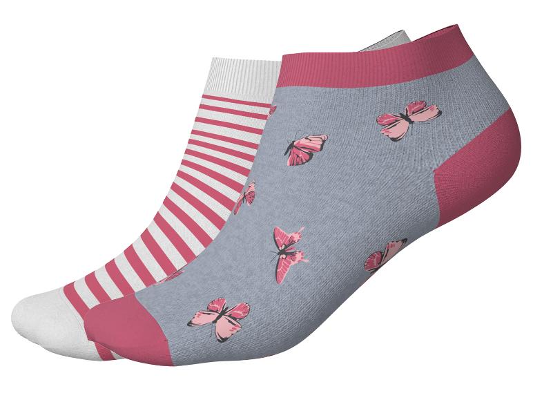 Een paar enkelsokken: één met roze strepen, de andere met roze vlinders op een grijze achtergrond.