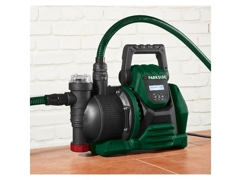 PARKSIDE waterpomp in groen en zwart met slang en bedieningspaneel op een betegelde ondergrond.