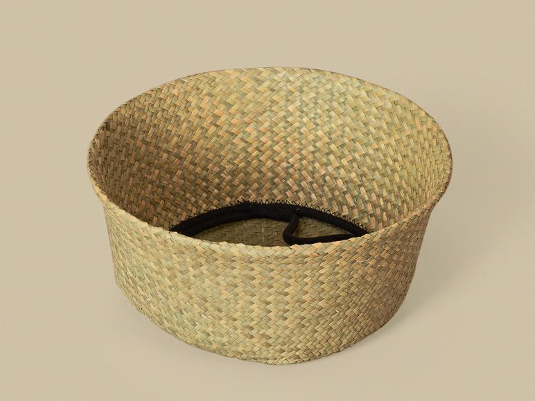 Gevlochten zeegrasmand met een zwarte rand, ideaal voor opslag of als decoratie.
